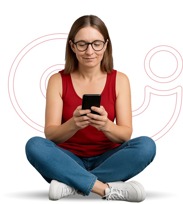 Mulher utilizando o celular sentada